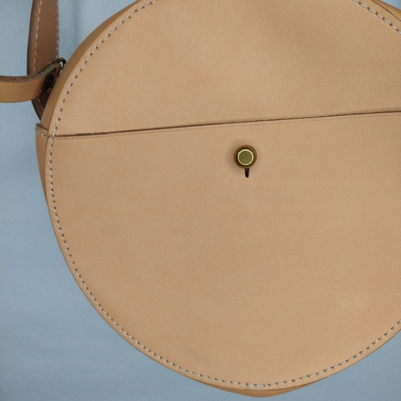 Madewell The Marfa Simple Circle Crossbody Bag In Natural Buff Colorway - Picture 3 of 9